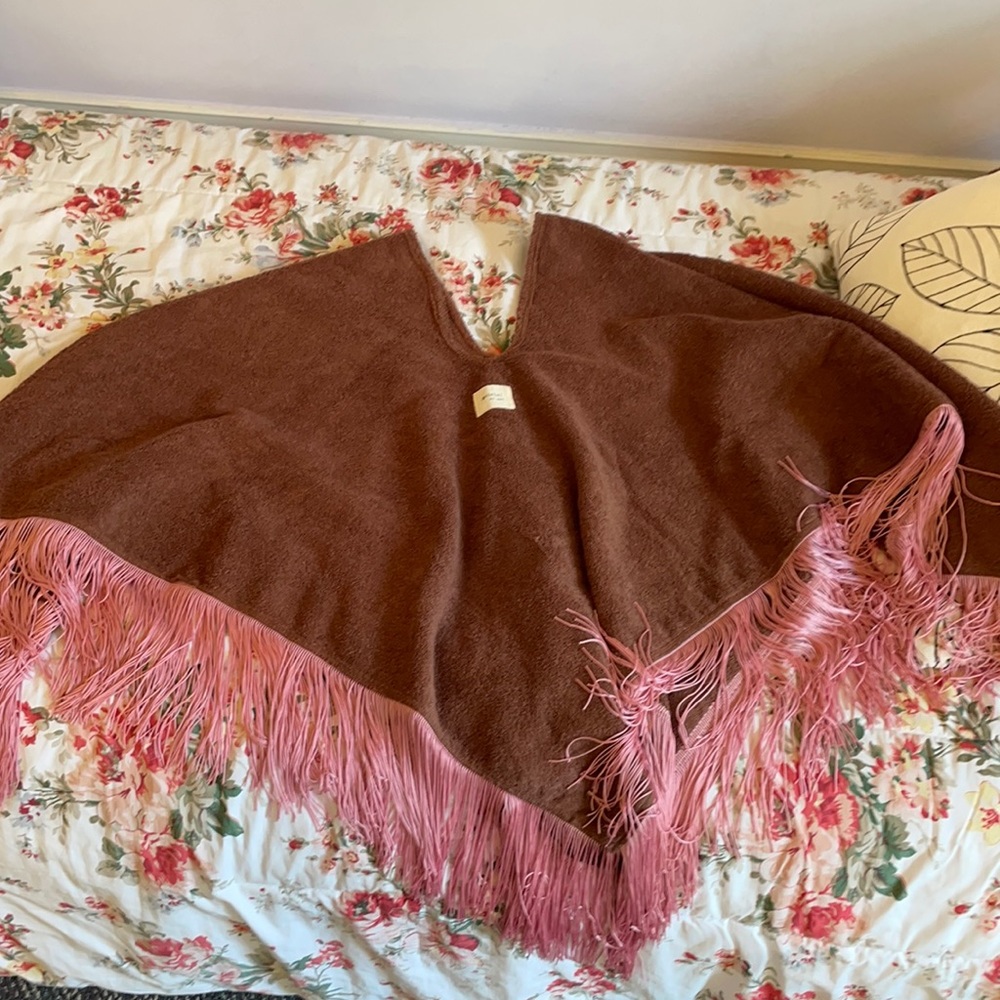 Sachs Poncho with pink Fringe
